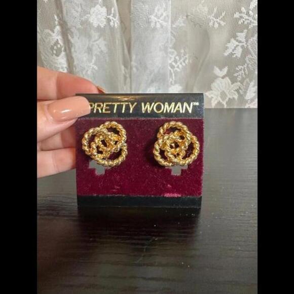 Vintage "Pretty Woman" Gold Knot Clip-On Earrings – Timeless Classic Design - Picture 1 of 2